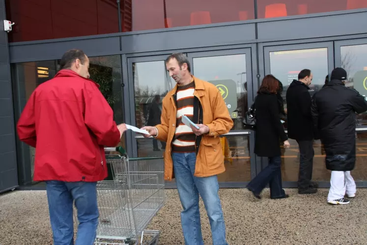 Des tracts sont distribués aux consommateurs.