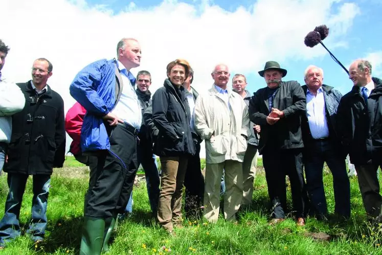 Chantal Jouanno, accompagnée de Pierre Chevalier, de représentants des éleveurs cantaliens et d’éleveurs eux-mêmes, a fait bonne impression lors de sa visite sur le thème pastoralisme et biodiversité.
