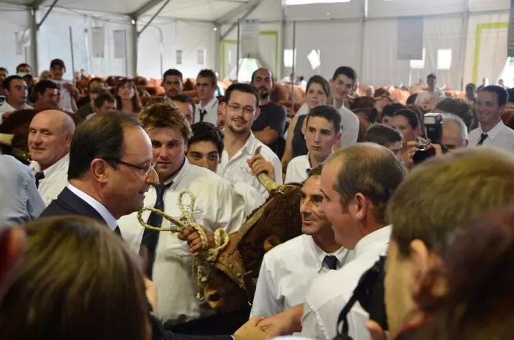François Hollande aura passé pas moins de 2h30 à déambuler dans les allées d’un Sommet, plein à craquer, ici aux côtés des éleveurs de salers.