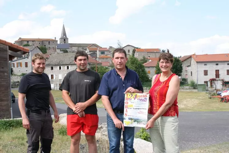 Sur la place du village : Yannick Lèbre, artisan, Freddy Cubizolle, jeune agriculteur, Ludovic Leydier, maire et son adjointe Elizabeth Pascal.