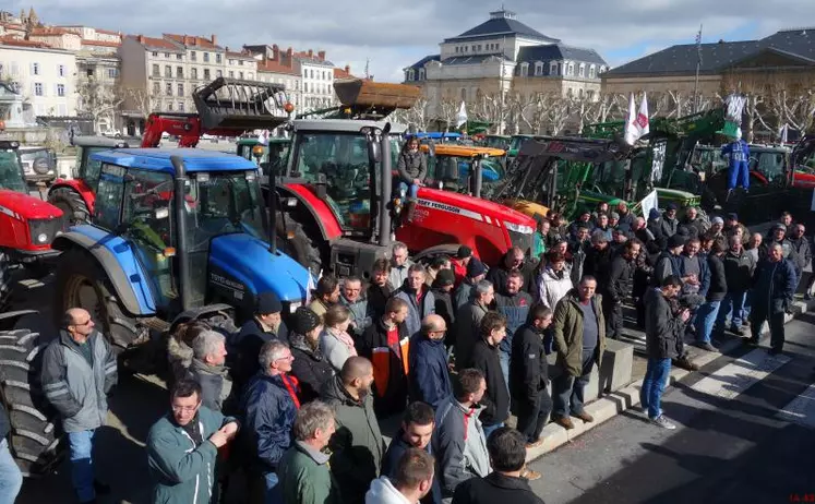 Rassemblement sur la place du Breuil au Puy-en-Velay.