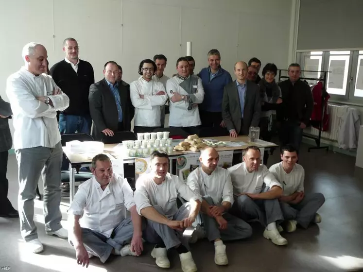 Elus, fournisseurs, partenaires et cuisiniers réunis du self-restaurant de la cuisine centrale au Puy-en-Velay
ont présenté les objectifs de la démarche.