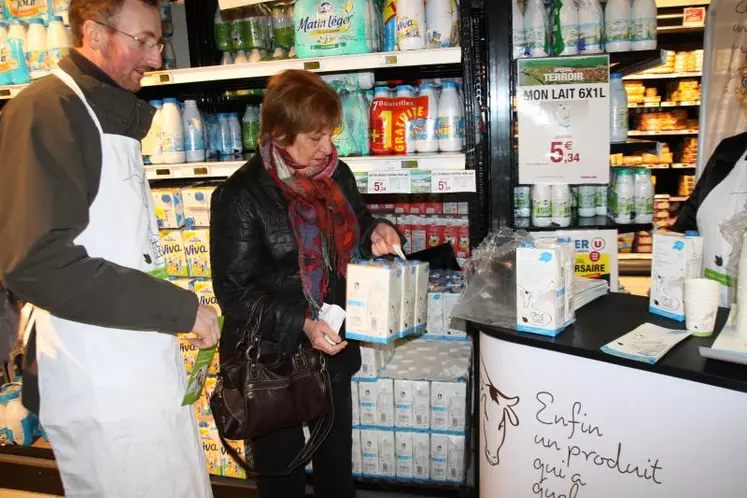 Après un bref échange avec les producteurs, les clients optent généralement pour le lait Mont Lait.