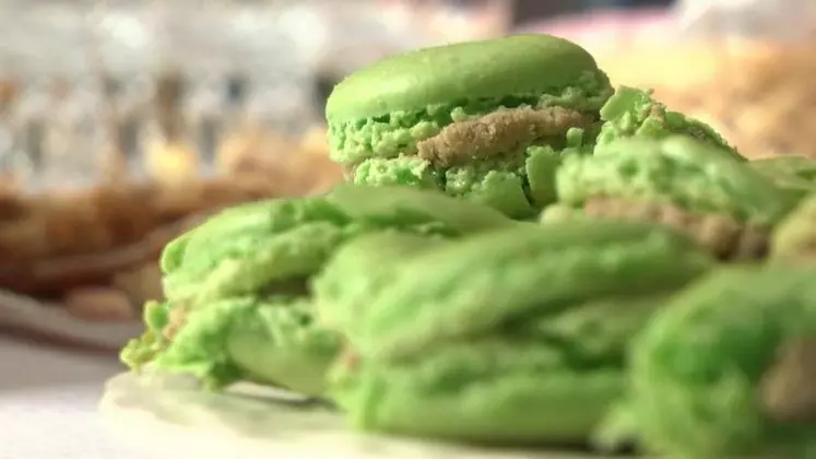 Délicieux macarons avec ganache verveine et lentille verte du Puy