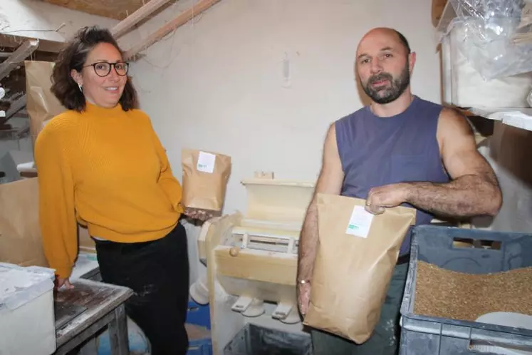 Magalie et Sébastien transforment leurs céréales meunières en farines.