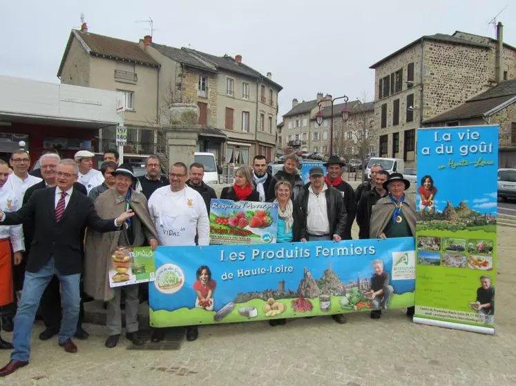 Jean-Luc Petitrenaud sur la place de St Julien Chapteuil avec Jean-Pierre Vidal, les Toques d’Auvergne et les producteurs.