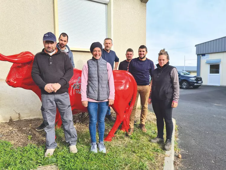 Le groupe d'éleveurs de Haute-Loire qui participe à la formation IPE, avec leur formateur.