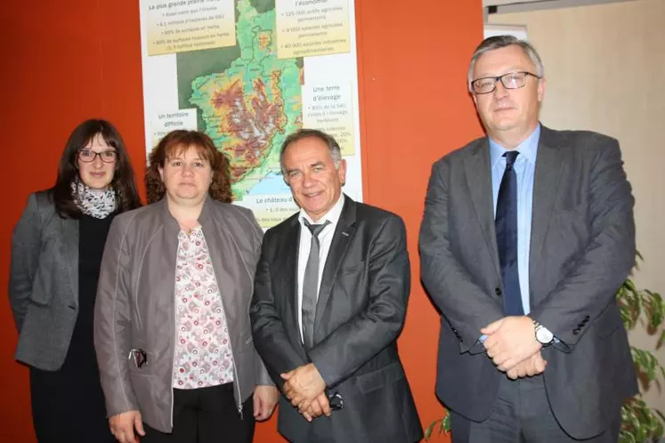 De gauche à droite : Léa Geneix chargée de mission au Sidam, Christine Valentin, présidente de la Chambre d’agriculture de Lozère et Eric Andrieu, premier vice-président de la commission de l’agriculture et du développement rural au sein du Parlement européen.