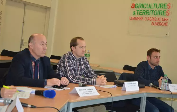 De gauche à droite : Emmanuel Ferrand, agriculteur et conseiller régional, Pierre-Jean Chedru, jeune agriculteur de l’Allier et Frédéric Lacoste, agriculteur dans le Cantal, co-responsable du dossier renouvellement des générations aux JA Auvergne-Rhône-Alpes.