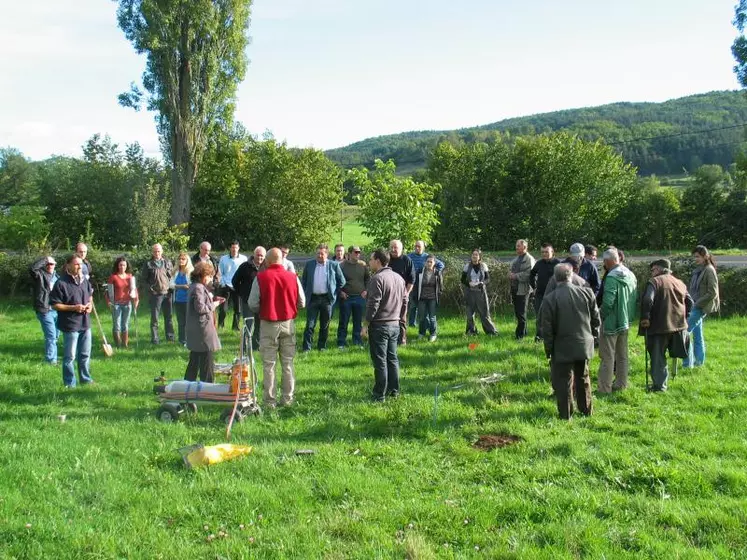 La journée se structurait autour de débats et d’échanges en salle et de démonstrations sur parcelles.