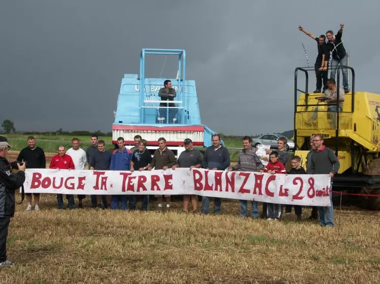 Les JA du canton de St Paulien devant deux moissonneuses batteuses du Moiss Batt Cross.