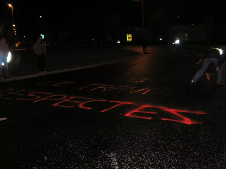 Des slogans à la peinture dans les rond-point.