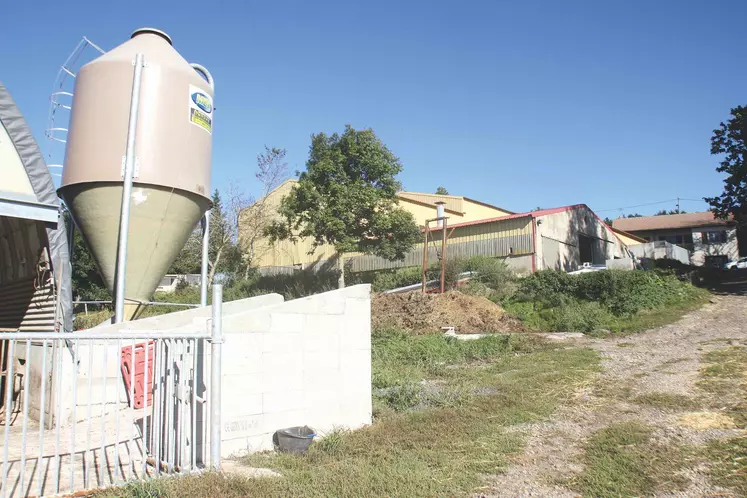 Bâtiment d'élevage avec silo d'aliments.