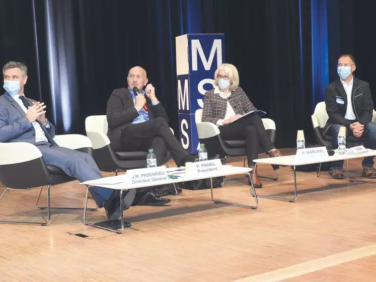 Autour de Philippe Panel, président de la MSA Auvergne : Jean Marie Passarieu, directeur général, Régine Marchal-Nguyen, directrice régionale adjointe de la DRAFF et Claude Roche, 1er vice-président de la MSA Auvergne.