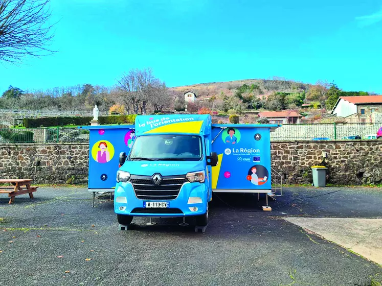 Le bus de l'orientation vient à la rencontre des élèves de collèges dans toute la région Auvergne-Rhône-Alpes.