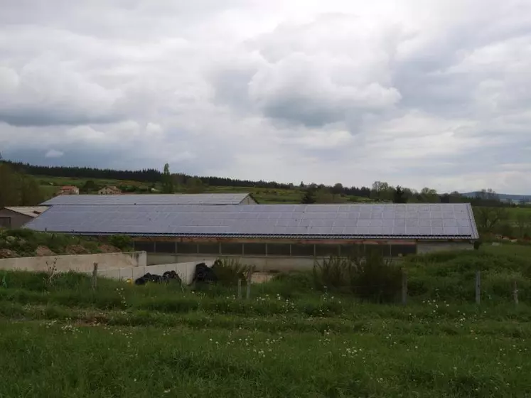 Sur l’exploitation d’André, deux bâtiments (Stockage +bergerie) exposés plein sud portent désormais des panneaux solaires photovoltaïques. André a opté pour des panneaux fixés en usine sur tôle bac acier. Sur la bergerie, il s’agit de panneaux polycristallins et sur le bâtiment de stockage ce sont des panneaux monocristallins.