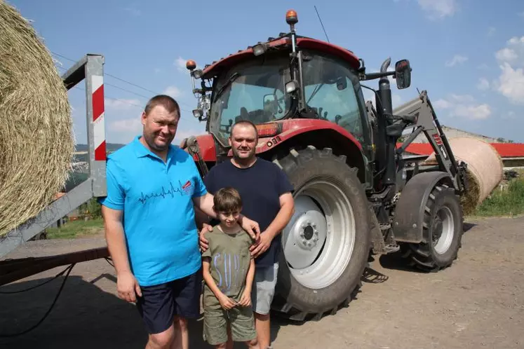 Joël Larger avec son fils de 9 ans, son plus fidèle supporter lors de sa participation au concours de France Labour et son frère Daniel qui le remplacera sur la ferme pour Terres de Jim.