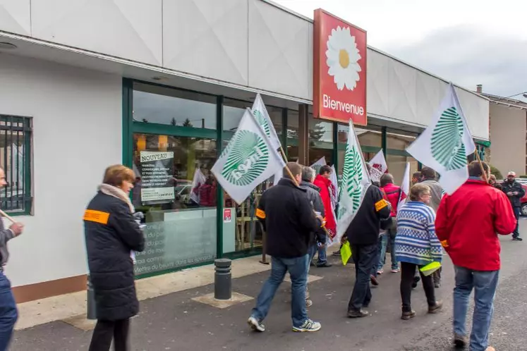 Le 5 novembre dernier en Haute-Loire, les agriculteurs ont rendu visite à plusieurs GMS.