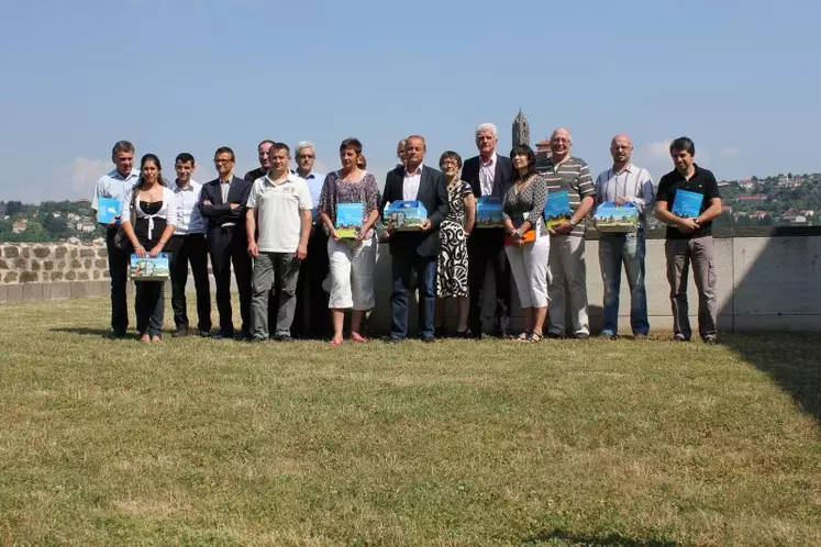 Partenaires et fournisseurs réunis lors du lancement de la box et des pochettes.