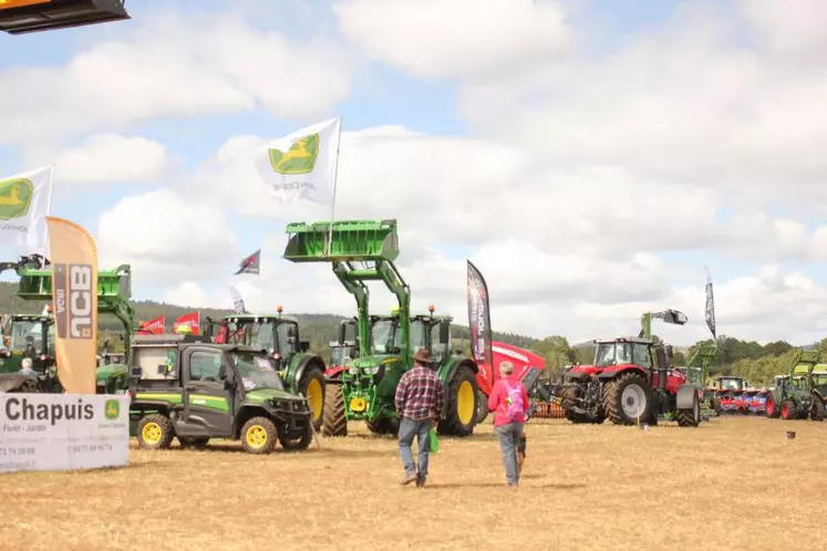 Les marchands de matériel agricole n'ont pas fermé leurs portes et continuent d'assurer leur service auprès des agriculteurs.