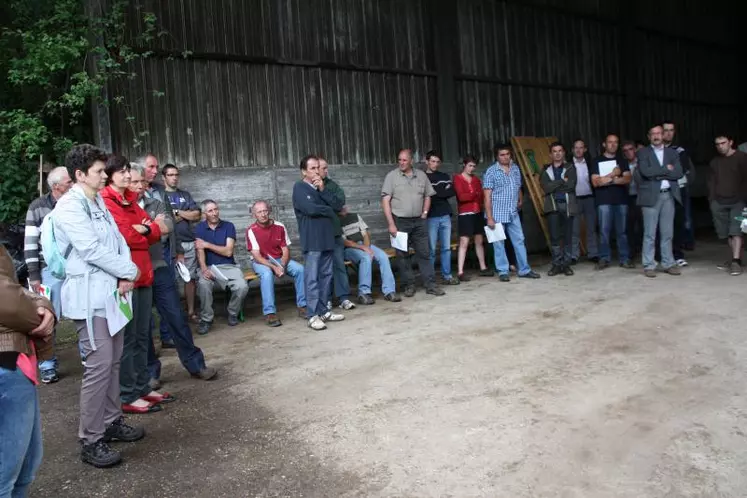 Les agriculteurs ont été nombreux à se rendre sur les terres du Gaec des Beaudors 
à Tence.