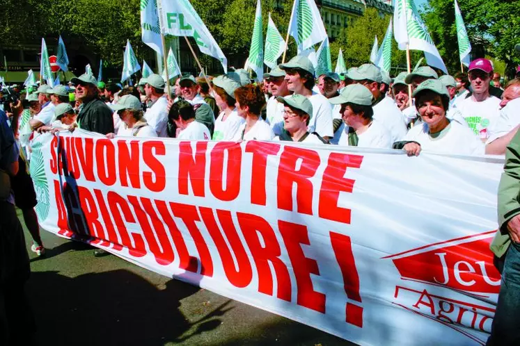 10 000 agriculteurs présents à Paris pour manifester leur désespoir.
Ils ont défilé de 10 heures à près de 16 heures. Le slogan : « Sauvons notre agriculture ».