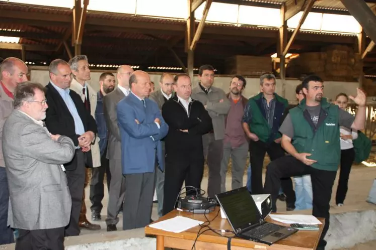 Sur le Gaec du Pays des Sucs, le Préfet était entouré par les responsables professionnels,
et les responsables de la DDT.
