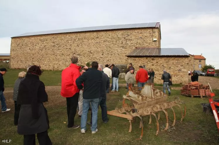 Une trentaine d’agriculteurs est venu visiter la centrale photovoltaïque de la famille Boulet.