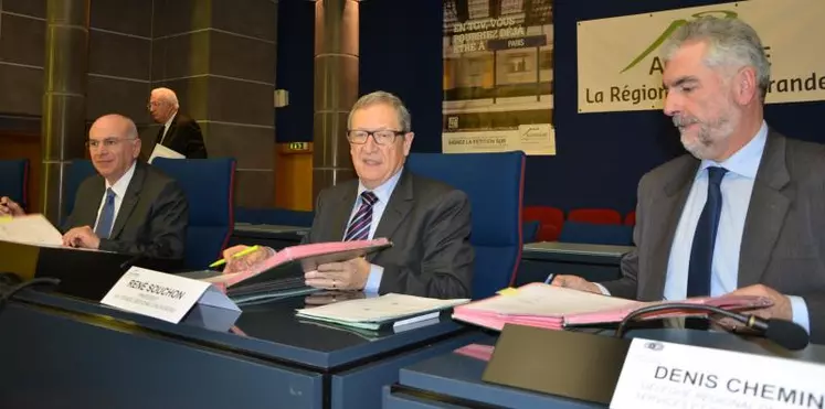 Signature de la convention de transition du Feader entre Michel Fuzeau, préfet de région, René Souchon, président du Conseil régional d’Auvergne et Denis Cheminat, délégué régional de l’ASP.