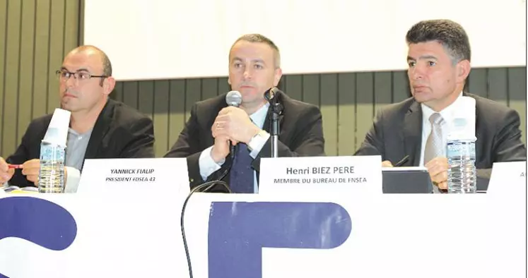 Henri Bies-Péré au côté de Thierry Cubizolles, secrétaire général FDSEA et de Yannick Fialip, président FDSEA.