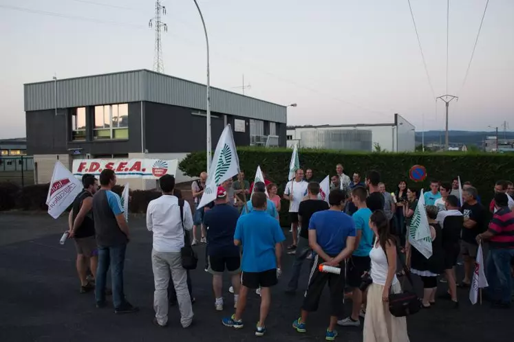 Les agriculteurs en action sur l’un des trois sites concernés. Ici la laiterie Richemont à Brioude.