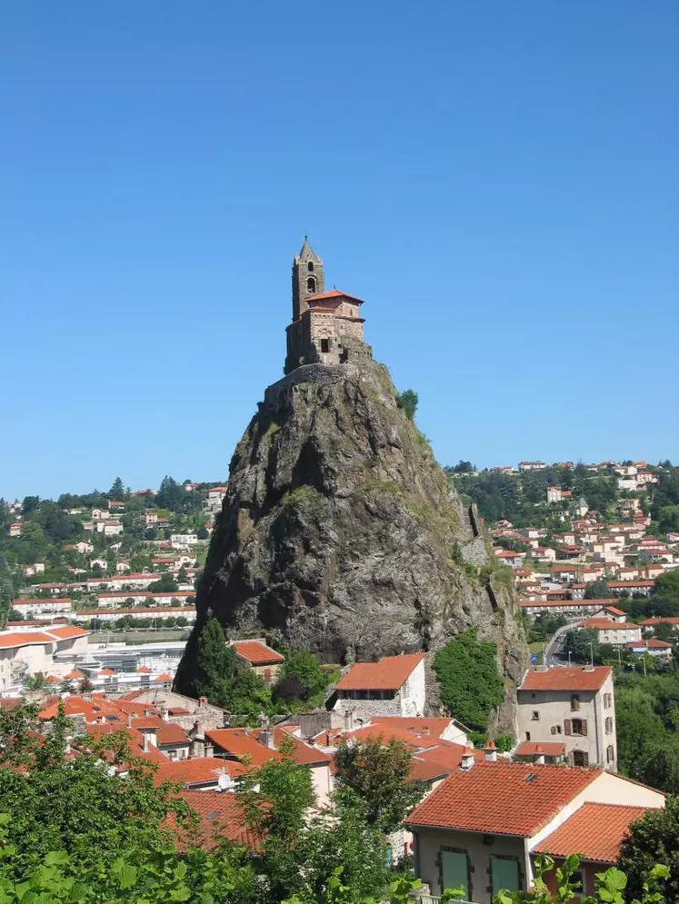 Le Rocher d'Aiguilhe, un des volcans sous-lacustre du bassin du Puy