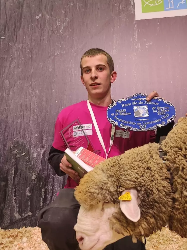 Adrien Chambon, étudiant au lycée agricole de Brioude-Bonnefont, est le meilleur jeune berger de France 2022.