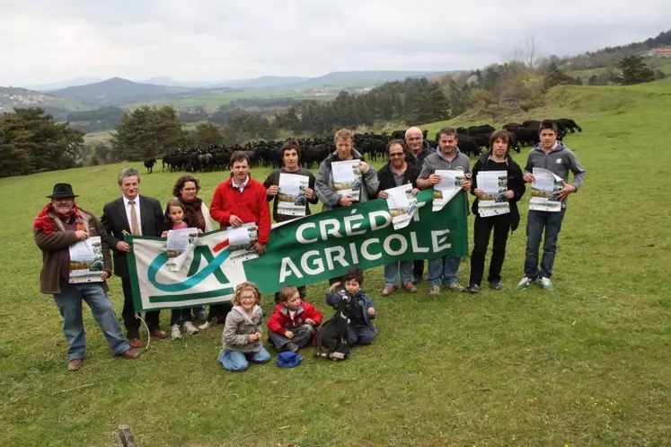 Les organisateurs de cette fête devant le troupeau de Pascal Crespy.