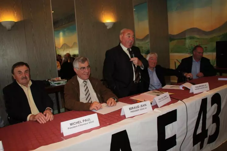 A la tribune : Paul Michel, Jean Beraud, Paul Billonnet et Gilbert Guignand.