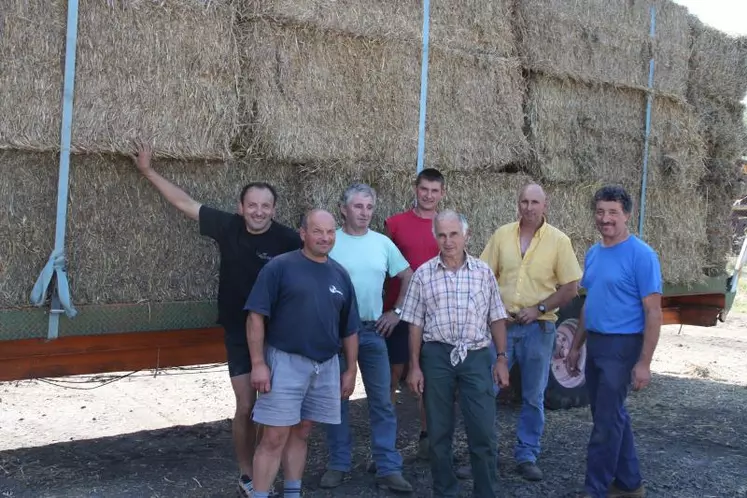 Pour ces agriculteurs du secteur de Saugues, la solidarité c’est aussi s’investir personnellement dans une opération d’envergure comme l’opération paille mise en place par la FDSEA et les JA.