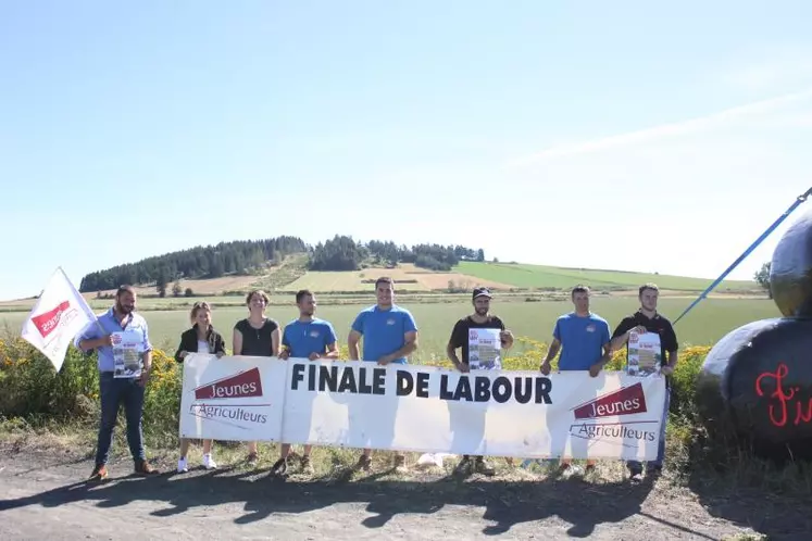 Des jeunes agriculteurs impliqués dans l’organisation de la Départementale de labour, sous la conduite du président Florian Monteil (tout à droite).