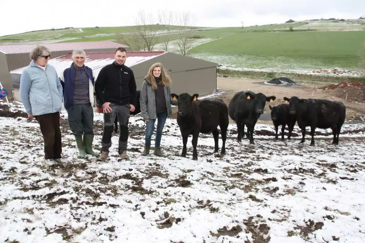 Franck Villard et sa compagne Maud Arnaud avec les cédants Ludovic et Marie-Thérèze Montpeyroux et quelques uns de leurs animaux Angus.