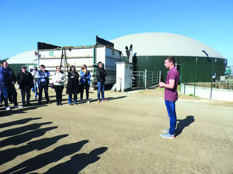 Nathan Lamat, exploitant agricole près de Brioude et membre de la SARL Agri Briva Métha, explique le fonctionnement de l’unité de méthanisation à des élus et promoteurs invités par GRDF.
