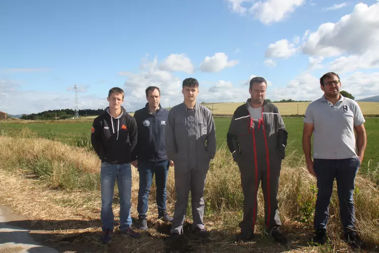 Yannick Salgues avec Nathan et les représentants de la FDSEA et des JA tout près de l'antenne relais que l'on aperçoit à gauche.