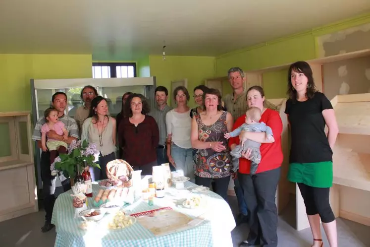 Les producteurs terminent l’installation de leur point de vente avant l’ouverture le 22 mai.