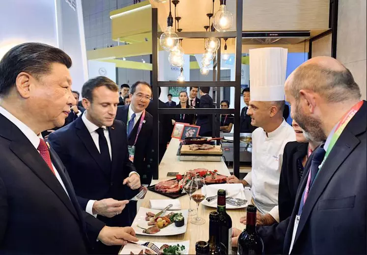 Bruno Dufayet (à droite), président de la FNB et membre d’Interbev, a expliqué aux présidents Macron et Jinping les spécificités des races à viande proposées à la dégustation ; aubrac, salers, charolaise, limousine.