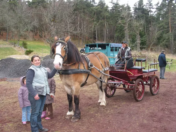 Voiture de loisirs de la famille Fournerie à Jullianges.