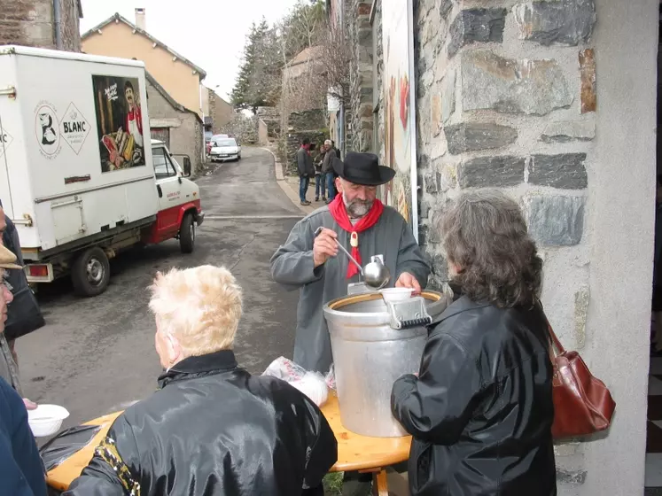 Un bol de bouillon pour se réchauffer.