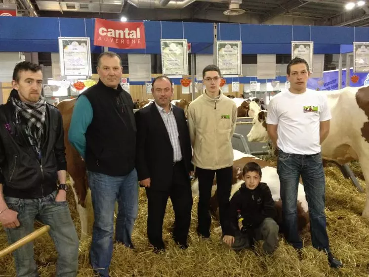 Laurent Duplomb avec les éleveurs Montbéliards.
Douchka du Gaec Jammes a obtenu le 1er prix de Championnat Jeune.