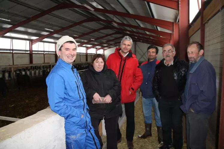 Laurent Wauquiez a visité le Gaec de la Romaine et a échangé avec quelques agriculteurs de St Julien Chapteuil.