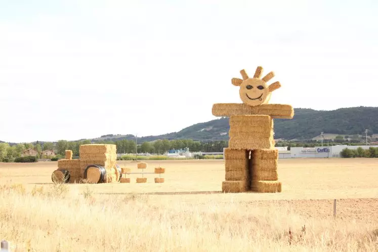 Très belle structure de paille réalisée par les JA de Brioude avec un super Jim en bottes de paille. Quelques jours après cette photo, le vent à fait chuter le géant Jim, mais les JA vont rapidement le remettre sur ses pieds.