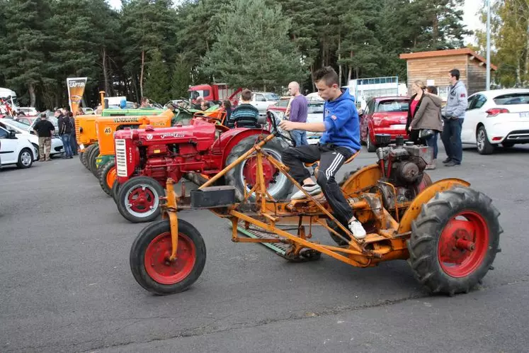 En exposition, des tracteurs anciens qui interpellent la jeunesse...
