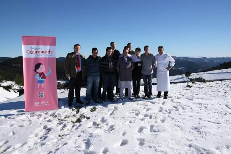 Les 9 finalistes dans les trois catégories avec le président du jury, Régis Marcon et un responsable du Guide Le Bottin Gourmand.