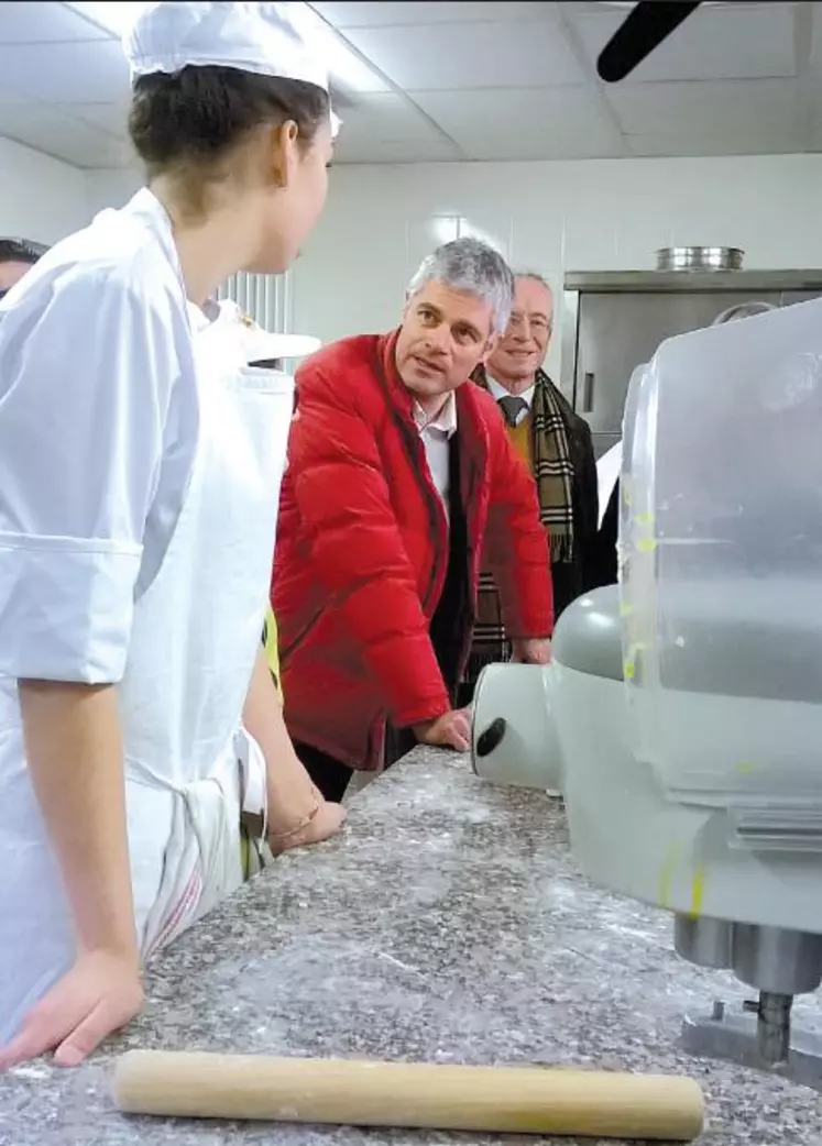 Le président du conseil régional, Laurent Wauquiez, échange avec des jeunes en formation boulangerie de la MFR de Balan dans l’Ain.